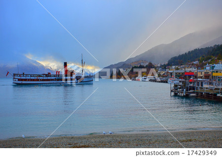 beautiful landscape wakatipu lake new zealand beautiful landscape wakatipu lake new zealand 17429349