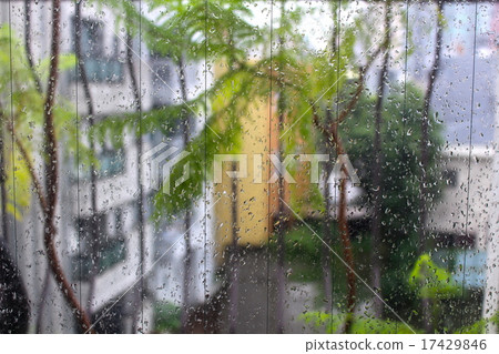 在多雨的窗戶的陽台 在多雨的窗戶的陽台 17429846