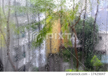 在多雨的窗戶的陽台 17429847