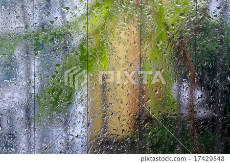 在多雨的窗戶的陽台 在多雨的窗戶的陽台 17429848