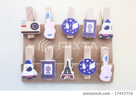Collection of colour wood clips on the table 17433758