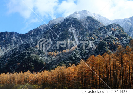 Kamikochi of autumn leaves, sunny day after snowfall Kamikochi of autumn leaves, sunny day after snowfall 17434221