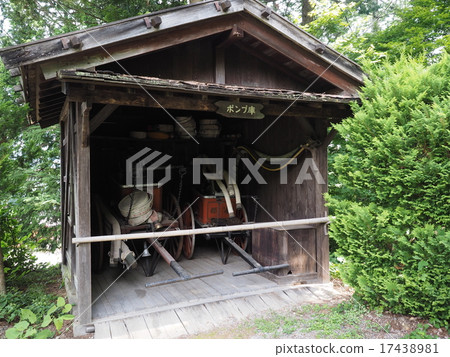 進入老式手動式排水器的水泵店 進入老式手動式排水器的水泵店 17438981