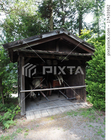 Pump store that enters old-fashioned manual type water discharger Pump store that enters old-fashioned manual type water discharger 17438982
