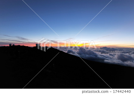 在Haleakala,毛伊,夏威夷 -  2山頂的日落 在Haleakala,毛伊,夏威夷 -  2山頂的日落 17442440