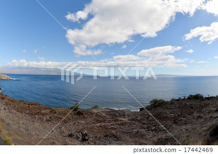 從Maalaea海灣,毛伊島-1的Haleakala和Molokini看法 從Maalaea海灣,毛伊島-1的Haleakala和Molokini看法 17442469