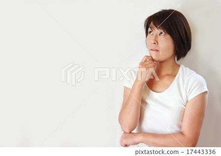 一個40多歲的女人。 一個40多歲的女人。 17443336