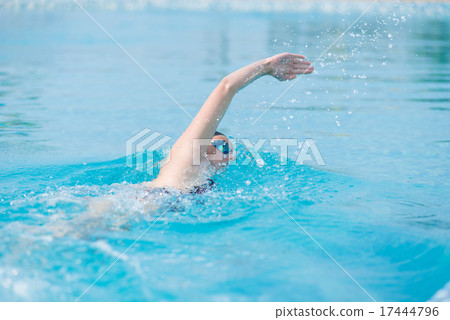Woman in goggles swimming front crawl style 17444796