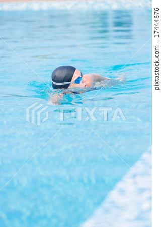 Woman in goggles swimming front crawl style 17444876