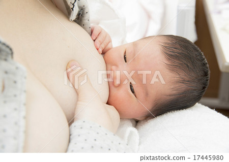 嬰兒喝胸部 嬰兒喝胸部 17445980