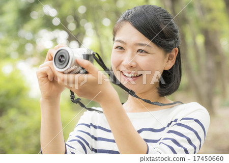 一個女人用無反光鏡相機拍照 一個女人用無反光鏡相機拍照 17450660