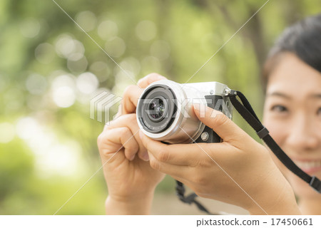 一個女人用無反光鏡相機拍照 17450661
