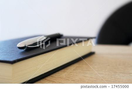 Pen with paper notepad on the table 17455000