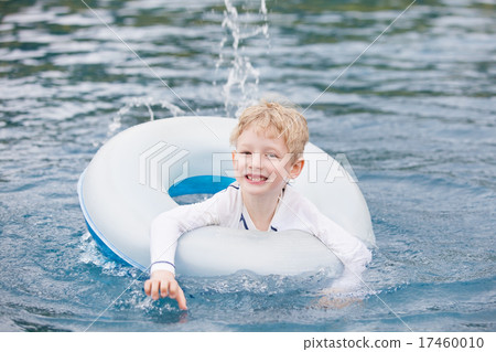 kid in the pool 17460010