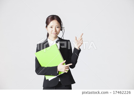 女性手指指向 17462226