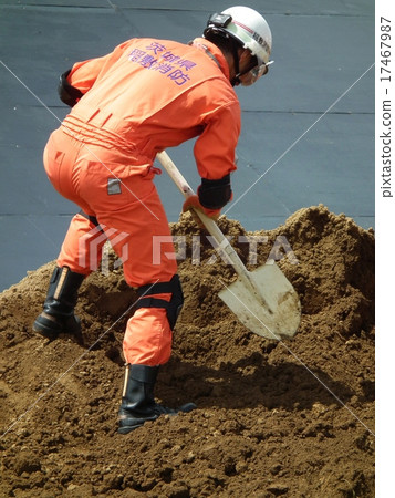 Rescue training by rescue team (removal of earth and sand) 17467987