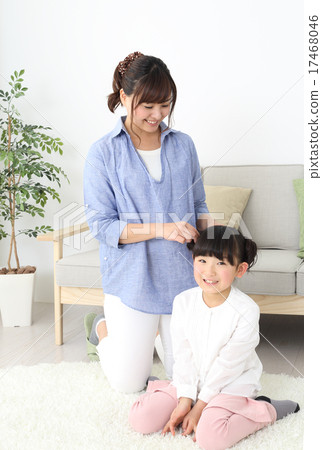 把我女兒的頭髮系在一起的母親 17468046