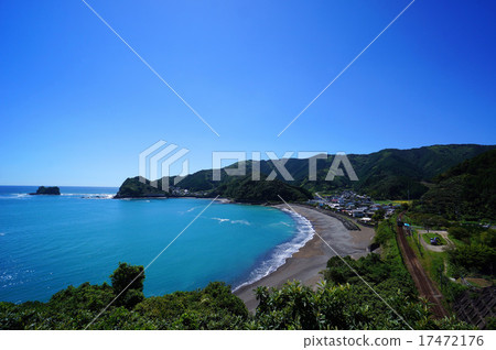 當地鐵路的單車列車在阿波海岸安靜地運行 當地鐵路的單車列車在阿波海岸安靜地運行 17472176