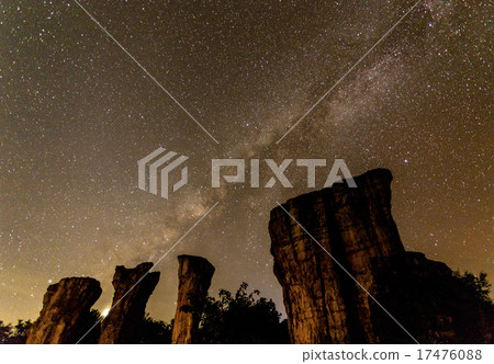 Milky Way rises over stone 17476088