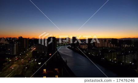 在東京，Shinkawaegawa河，富士山的日落風景 17476246