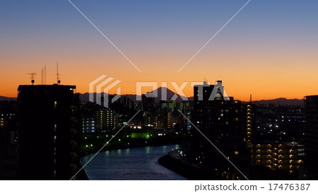 東京品川川和富士山的傍晚風景 東京品川川和富士山的傍晚風景 17476387