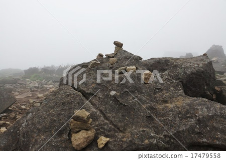 神奈川縣觀光地點·左方向在Komagatake山頂和科隆的霧中限制進入大涌谷山皮·水平位置 17479558