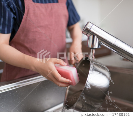 年輕的家庭主婦在20多歲到30多歲，在廚房裡做水廠 17480191