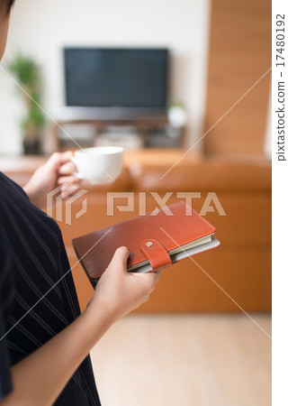 一個女人和一個筆記本 17480192