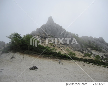 Jizō山淹沒在你想要從寺廟的霧中 Jizō山淹沒在你想要從寺廟的霧中 17484725