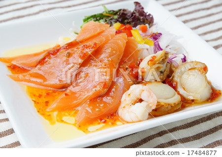 Salmon carpaccio 17484877
