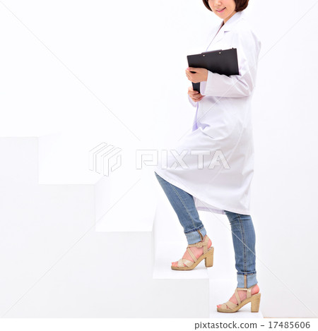 女研究員與剪貼板零件身體部位 17485606