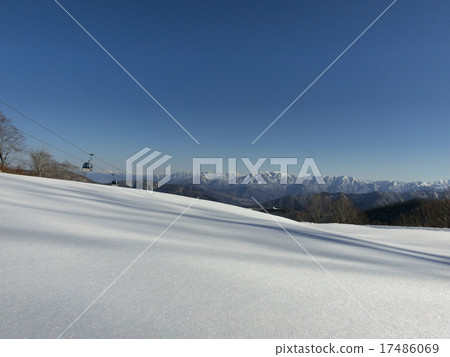 兒童雪地滑雪勝地貢多拉的愛好想要越後山脈的山脈 17486069
