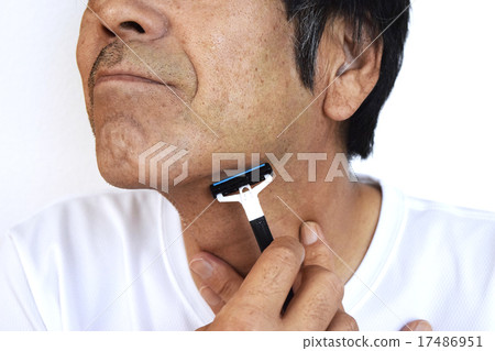 刮他的鬍子的一個人的圖像 17486951
