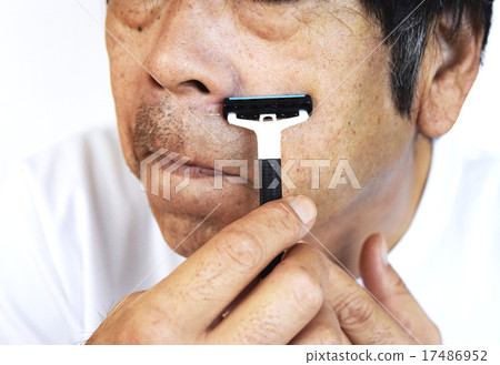 刮他的鬍子的一個人的圖像 刮他的鬍子的一個人的圖像 17486952