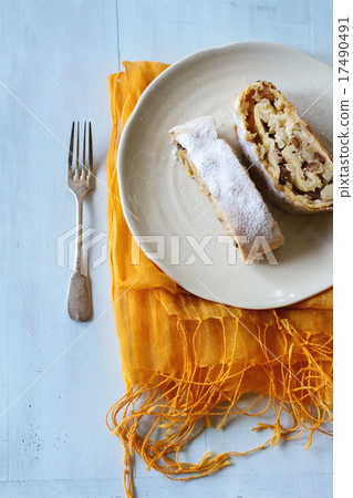 Apple strudel 17490491