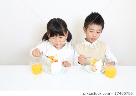 孩子吃蛋糕 17490796