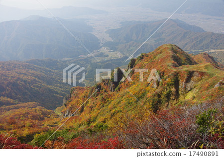 Autumn leaves of Mt. Hakkai Autumn leaves of Mt. Hakkai 17490891