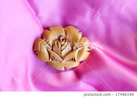 Hand-digged brooch made with Tsui (boxwood) Hand-digged brooch made with Tsui (boxwood) 17496198