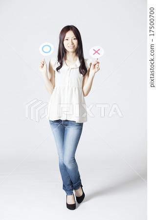 女性手指指向 17500700