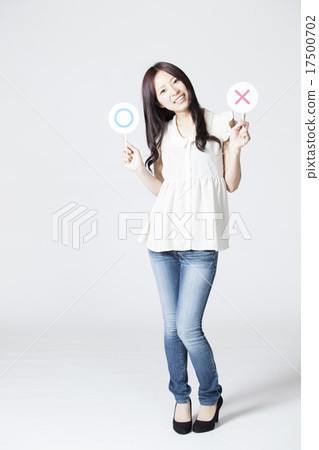 女性手指指向 17500702