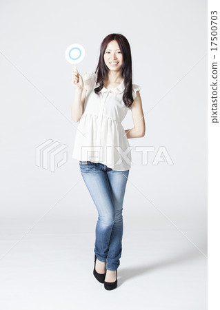 女性手指指向 17500703