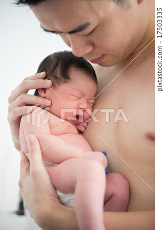 Asian chinese newborn baby and daddy in hospital Asian chinese newborn baby and daddy in hospital 17503335
