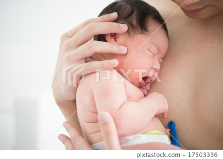 Asian chinese newborn baby and daddy in hospital Asian chinese newborn baby and daddy in hospital 17503336