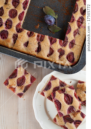 Spelt zucchini cake with plums 17505772