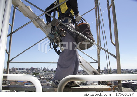 A scaffold to assemble the scaffold at the high place of the construction site 17506187