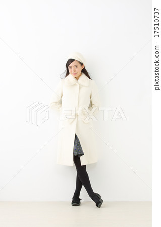 一件外套的一名年輕女子 17510737