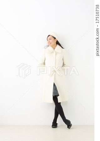 一件外套的一名年輕女子 17510738