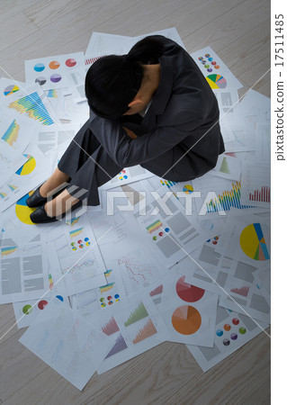 女性疲憊耗盡黑公司疲憊不堪，很多材料工程師OL辦公室女士抱著膝蓋 17511485