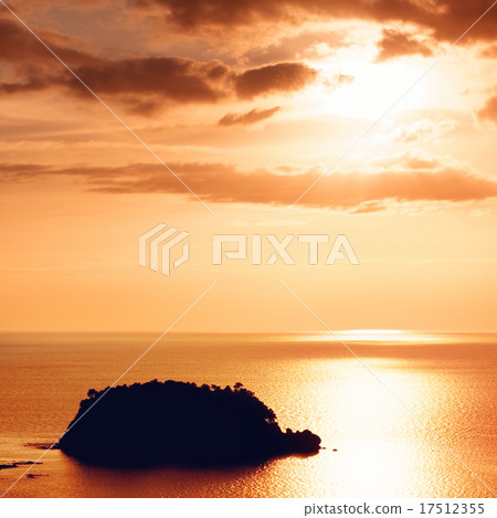 Beautiful Sunset Over Sea Beautiful Sunset Over Sea 17512355