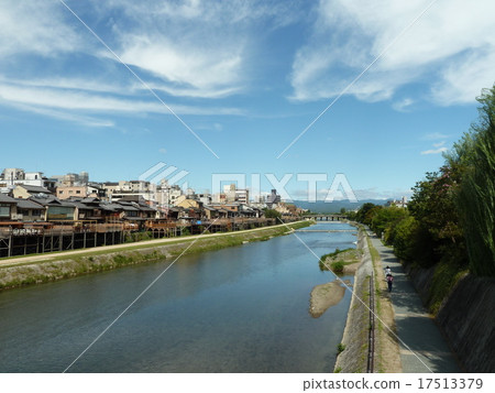 京都市的天際線鴨川 17513379